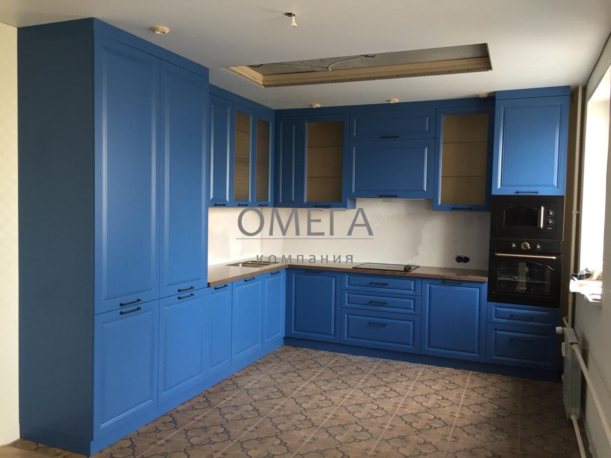 Классическая кухня на заказ в синем цвете с каменной столешницей, фото реальных кухонь от производителя в Челябинске на заказ