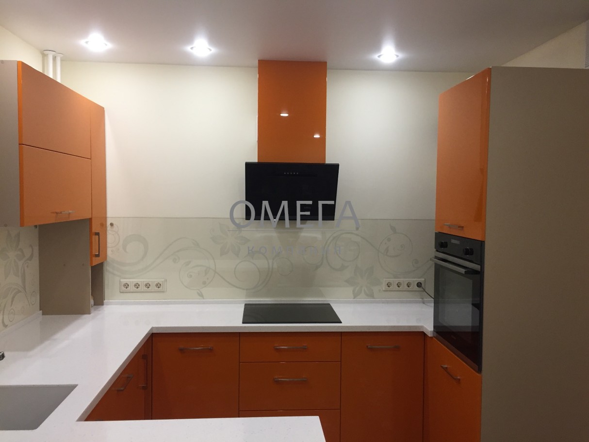 Яркая кухня с крашеными фасадами оранжевого цвета на заказ в Челябинске