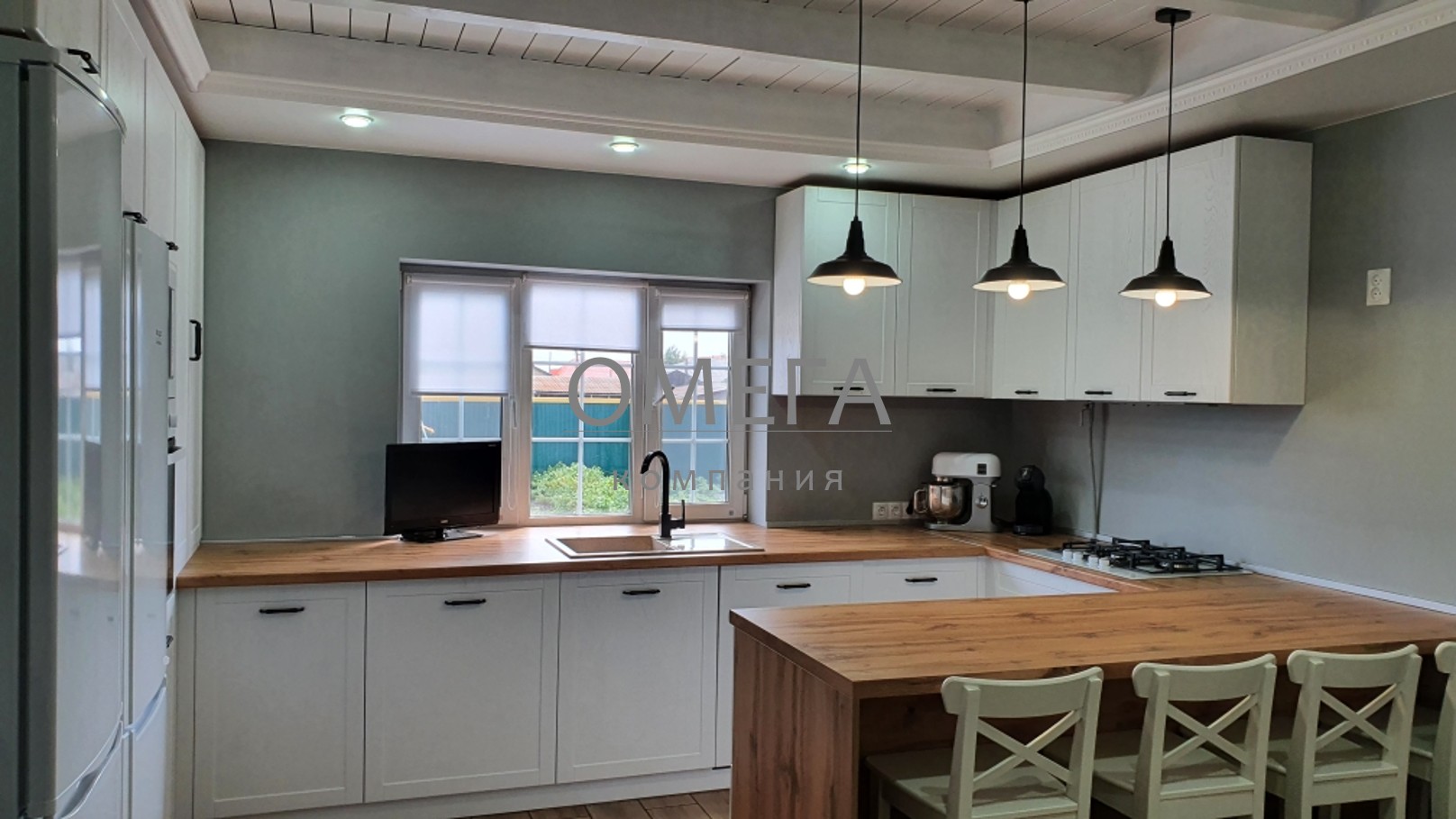Кухонный гарнитур в стиле современная классика п образной конфигурации с барной стойкой и мойкой у окна