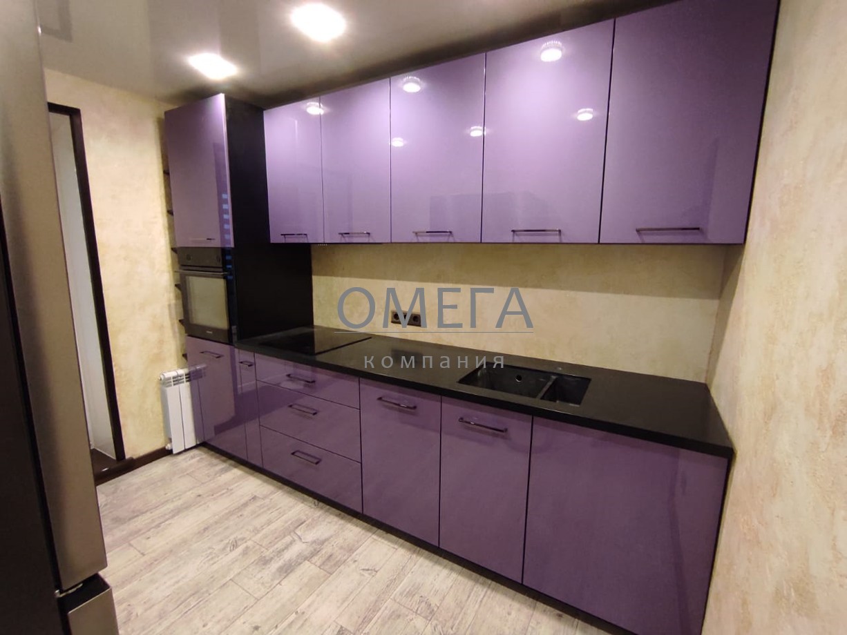 Кухня прямая на заказ в Челябинске Копейске по размерам заказчика с каменной столешницей и фиолетовыми фасадами с металликом на заказ