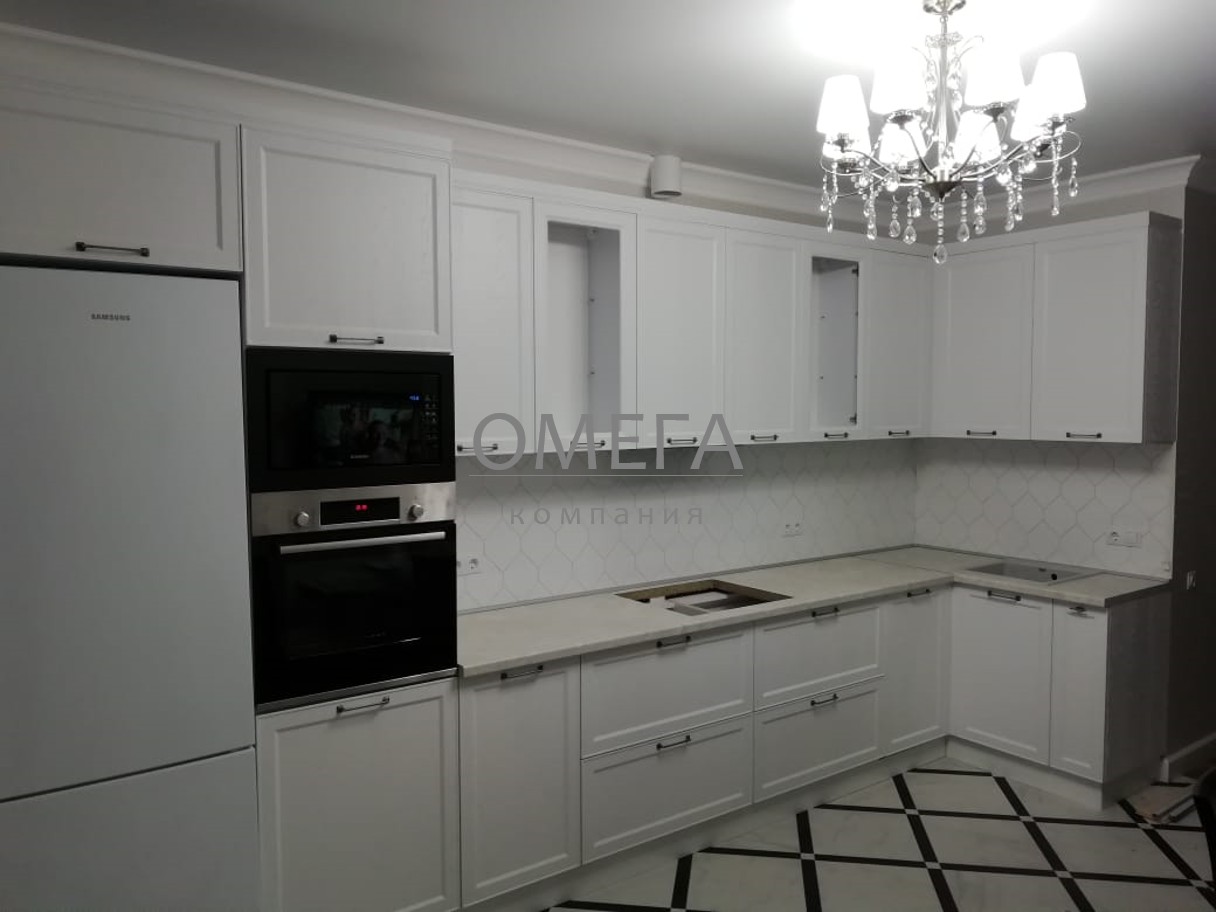 Угловая кухня в стиле современная классика в белом цвете с фрезеровкой Европа