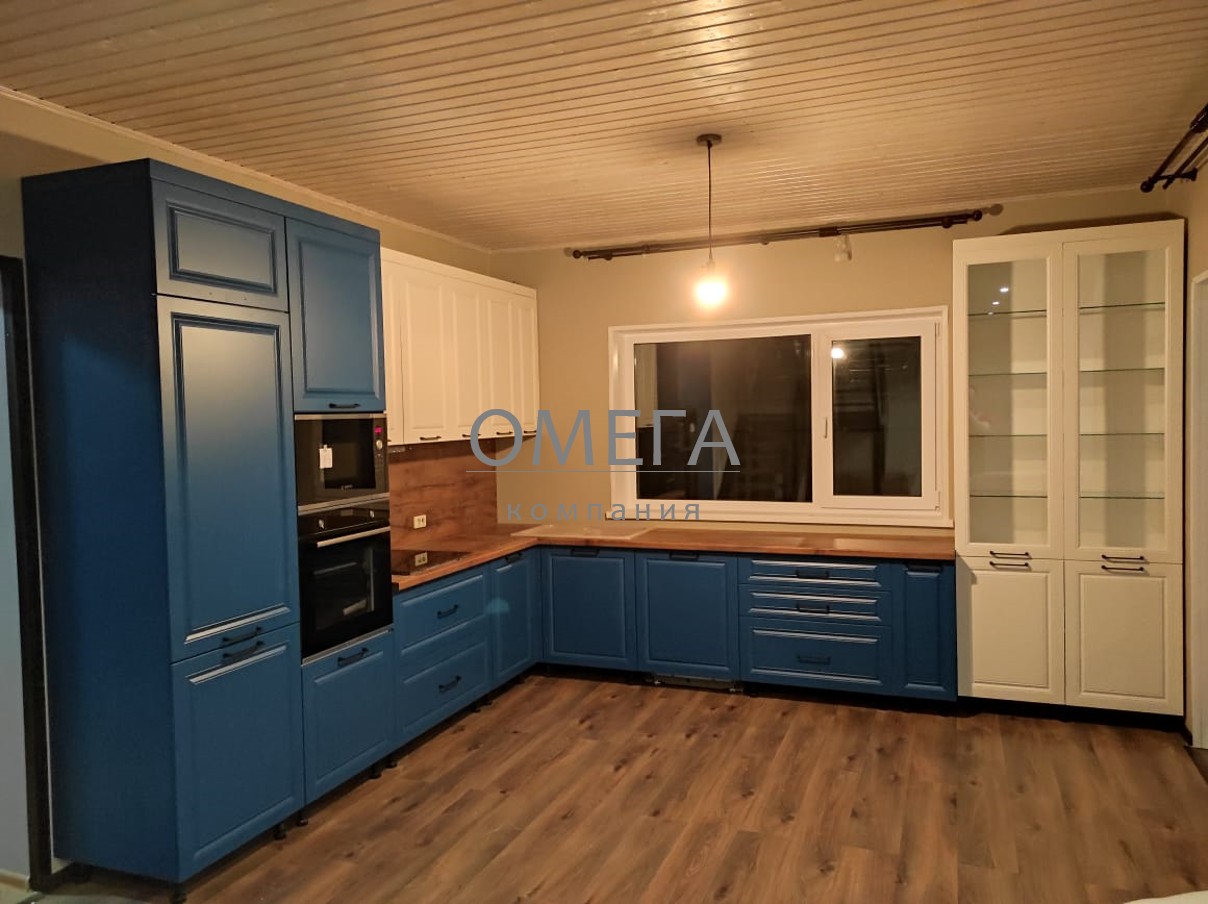 Кухня классика белый с синим на заказ в Челябинске купить от производителя, качественная кухня Челябинск