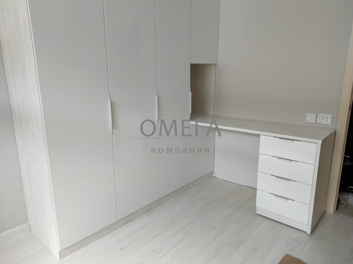 Глянцевая мебель для спальни на заказ в Челябинске белого цвета