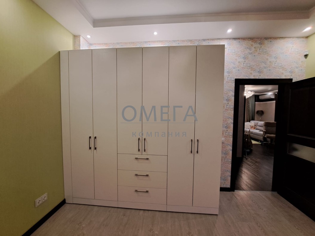 Шкаф на заказ для квартиры в Челябинске для детской комнаты белого цвета