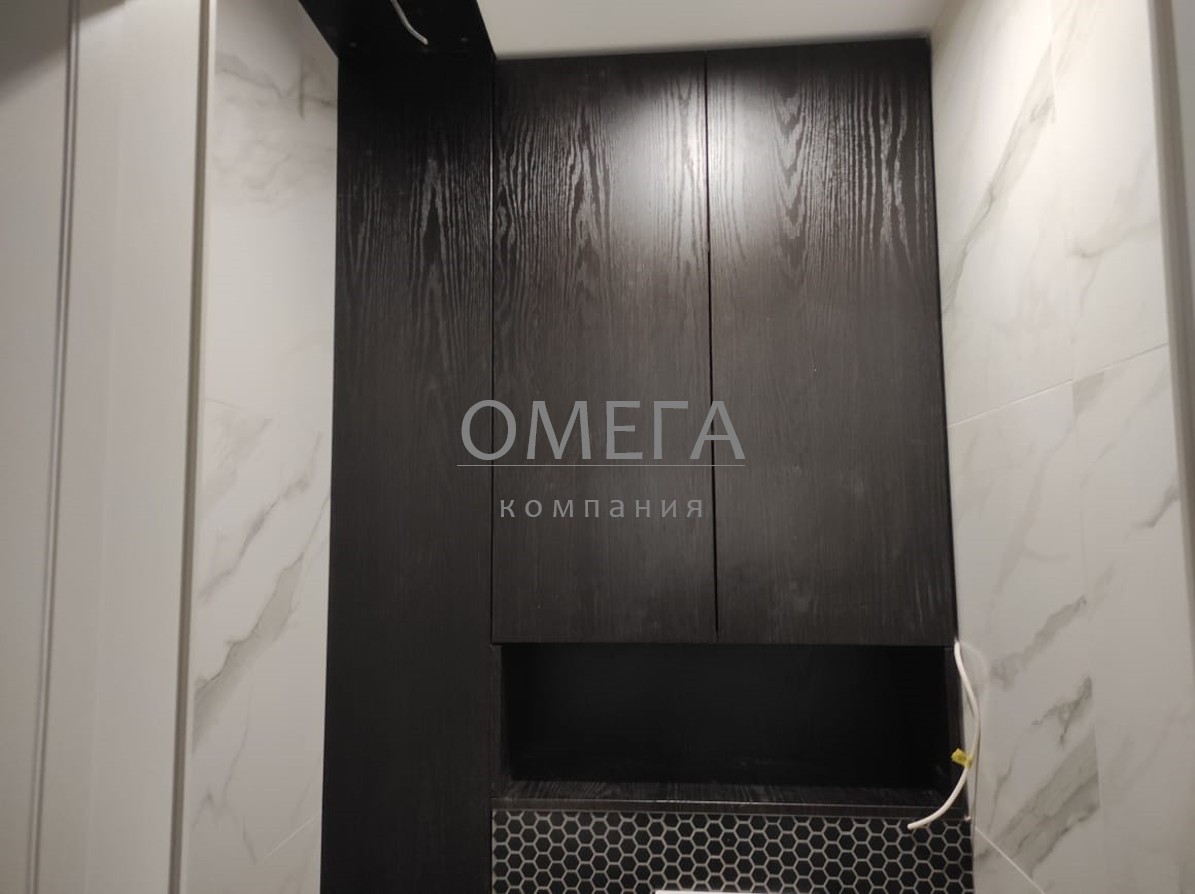 Шкаф встроенный над инсталляцией в туалете